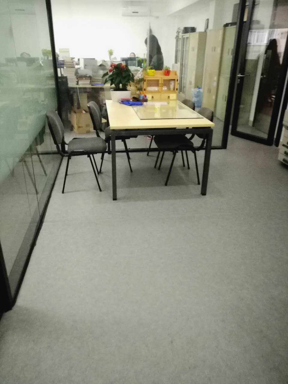 广州美术公司办公室PVC地板案例
